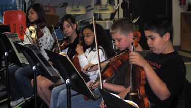 students playing the violin 